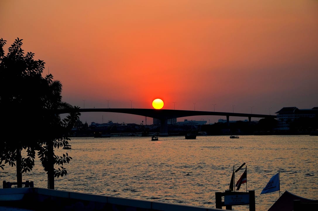 Inklusive Sonnenuntergang  Ramada Plaza by Wyndham Bangkok Menam Riverside