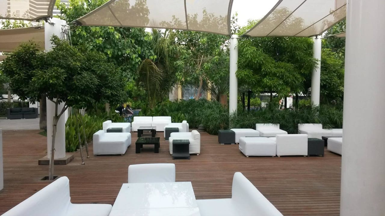 Am Pool Conrad Dubai