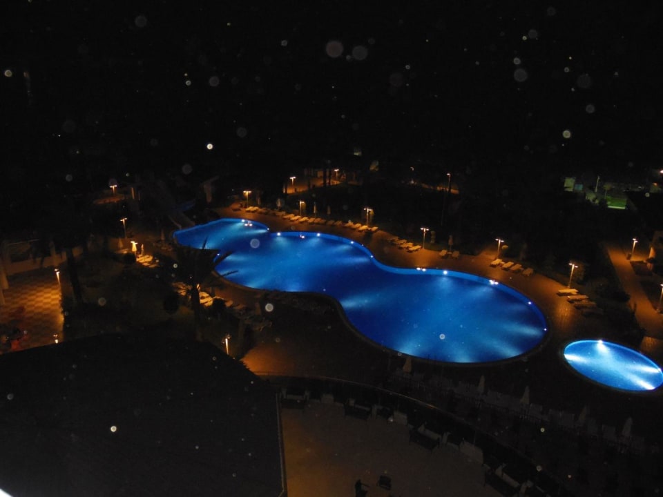 Die Poolanlage bei Nacht Annabella Diamond Hotel & Spa