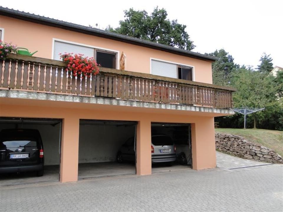 Blick auf Garagen Ferienhof Amslinger