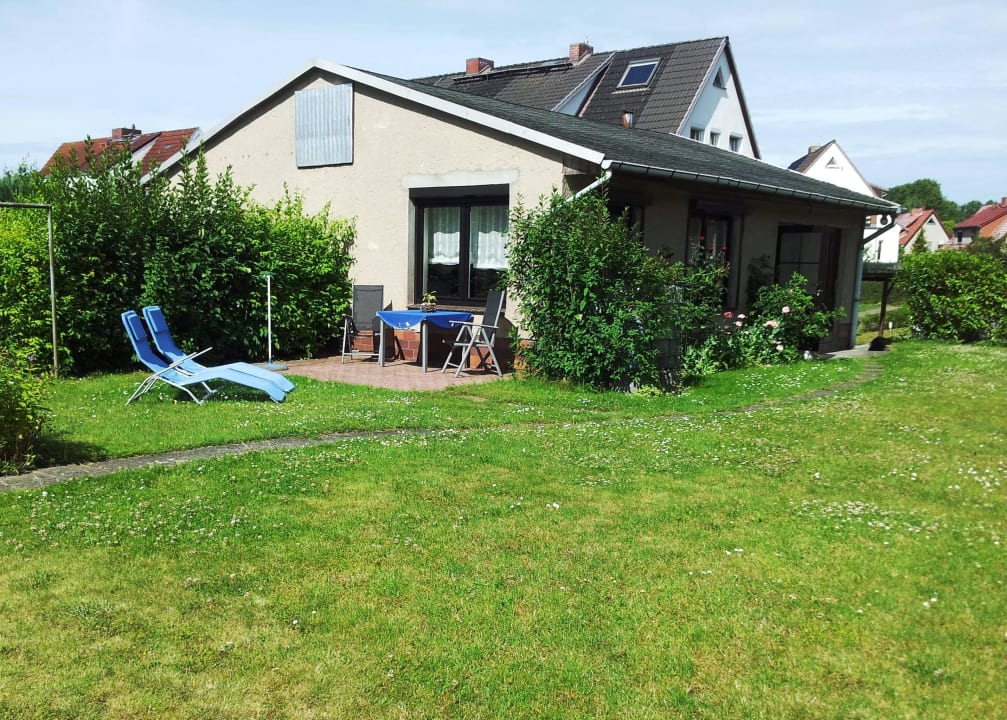 Sitzecke und Liegestühle im Garten Ferienwohnung im Grünen - Lankower See in Schwerin