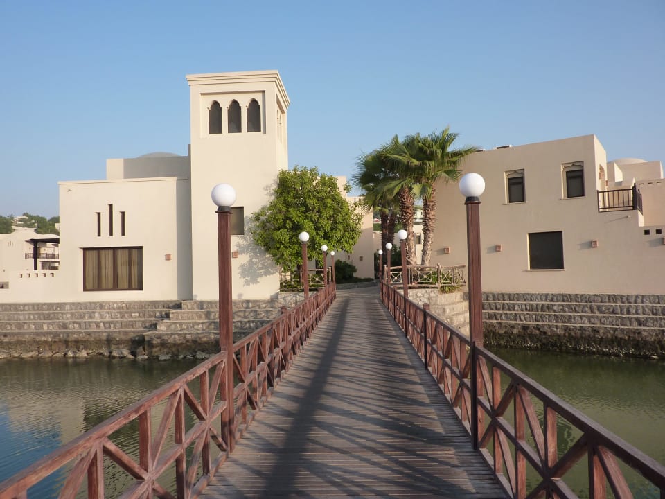 Brücke von der Lagune zum Strand The Cove Rotana Resort