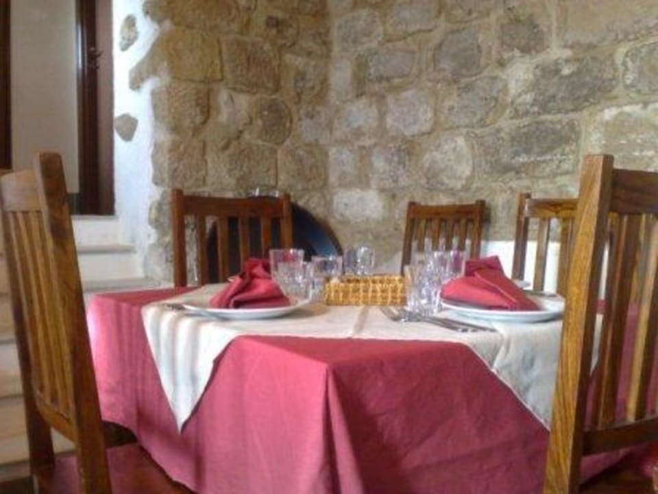 I tavoli nell'antica stalla Hotel La Locanda Di Cadì