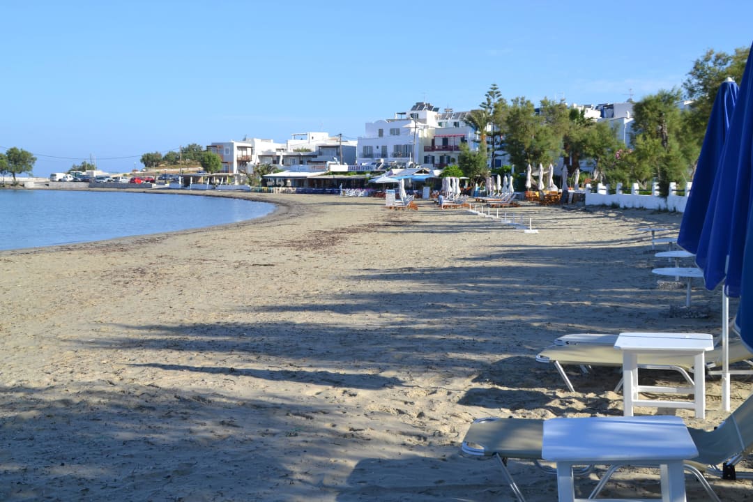 Strand links vom Hotel Naxos Resort Beach Hotel