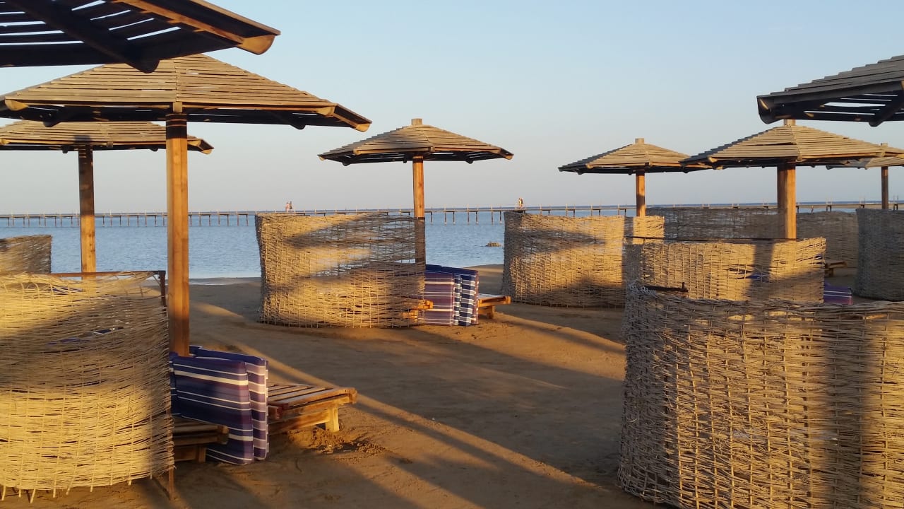 Strand in der Abenddämmerung im Hintergrund der Steg Casa Mare Resort