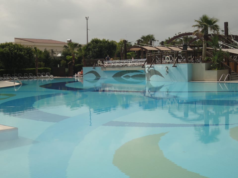 Über der blauen Wand befindet sich noch ein Pool Aydinbey Kings Palace & Spa