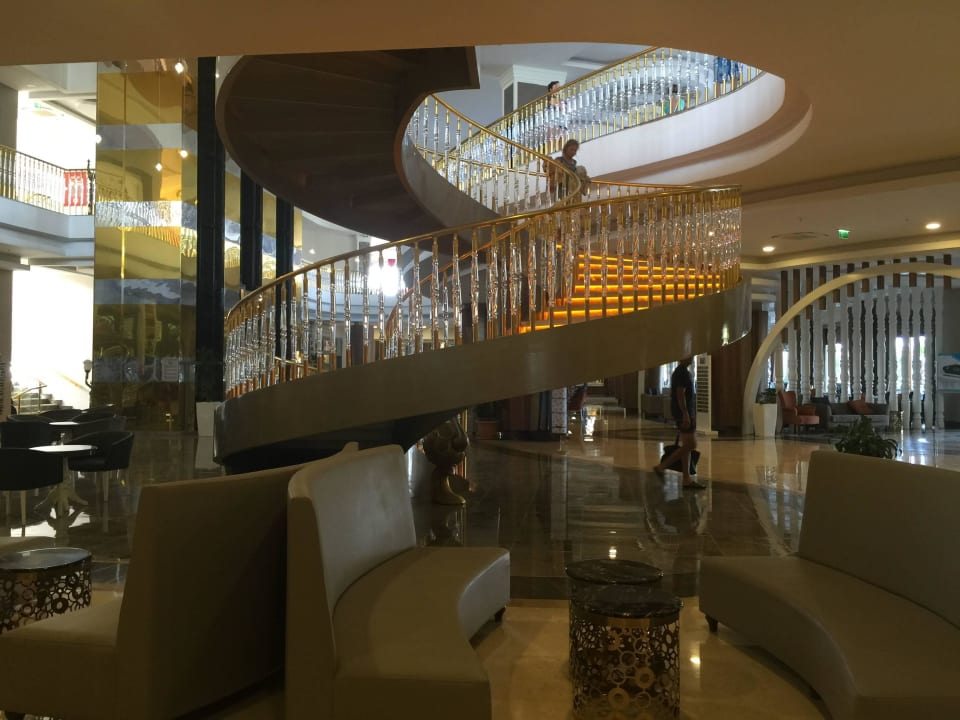 Нижний лобби Dream World Aqua Hotel