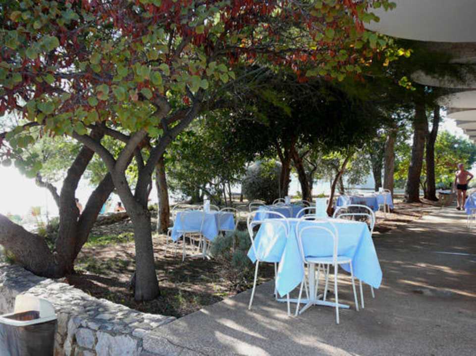 Kleine Terrasse vor dem Hotel Miran Hotel Miran Pirovac
