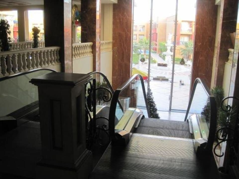 Rolltreppe zu den Restaurants Hotel Titanic Palace