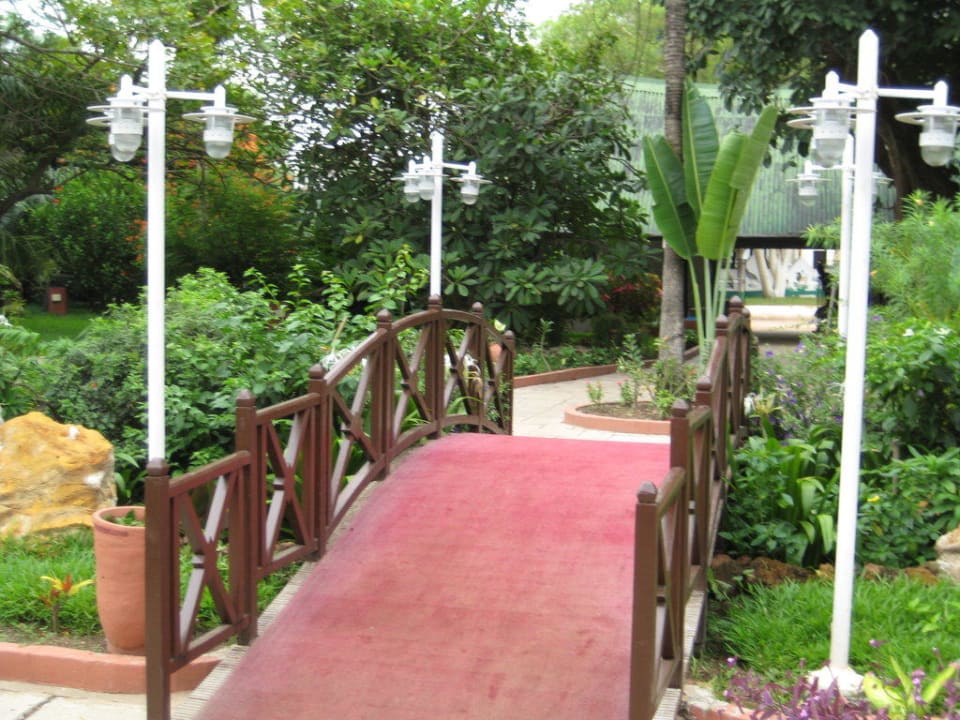 Brücke zum Eingang Hotel Senegambia Beach