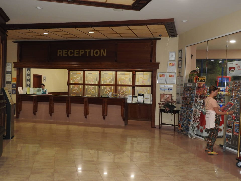 Rezeption-Kleine Einkaufsmöglichkeit daneben GRIFID Club Hotel Arabella