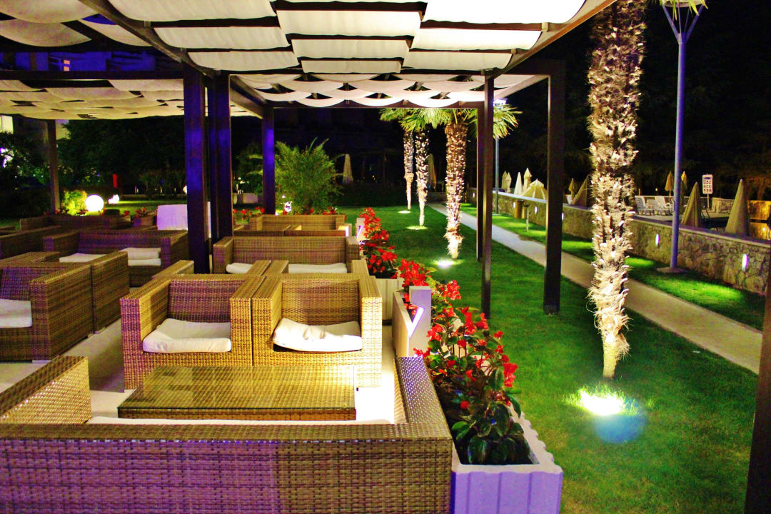 Вид на открытую площадку отеля Hotel Mediteran Plava Laguna