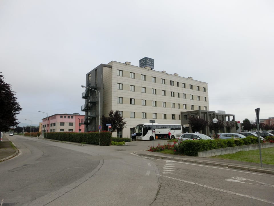 Parkplatz mit Eingang B&B Hotel Arezzo