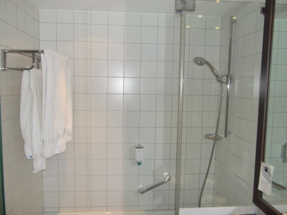 Badewanne mit Dusche Hotel Dorint an der Messe Köln