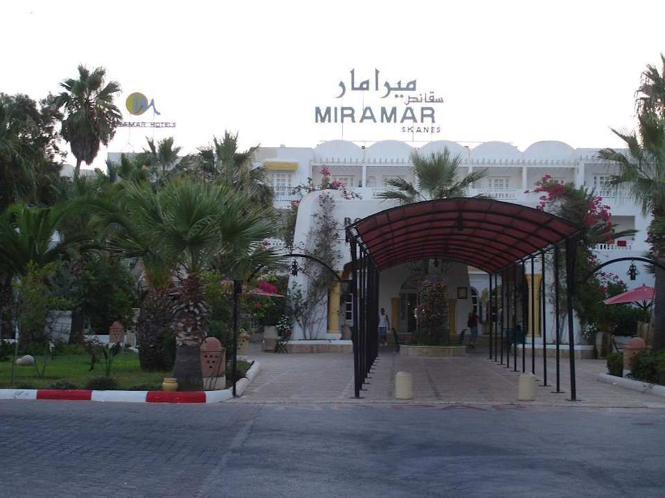 Frontalansicht des Hotels Alassio Hotel and Thalasso