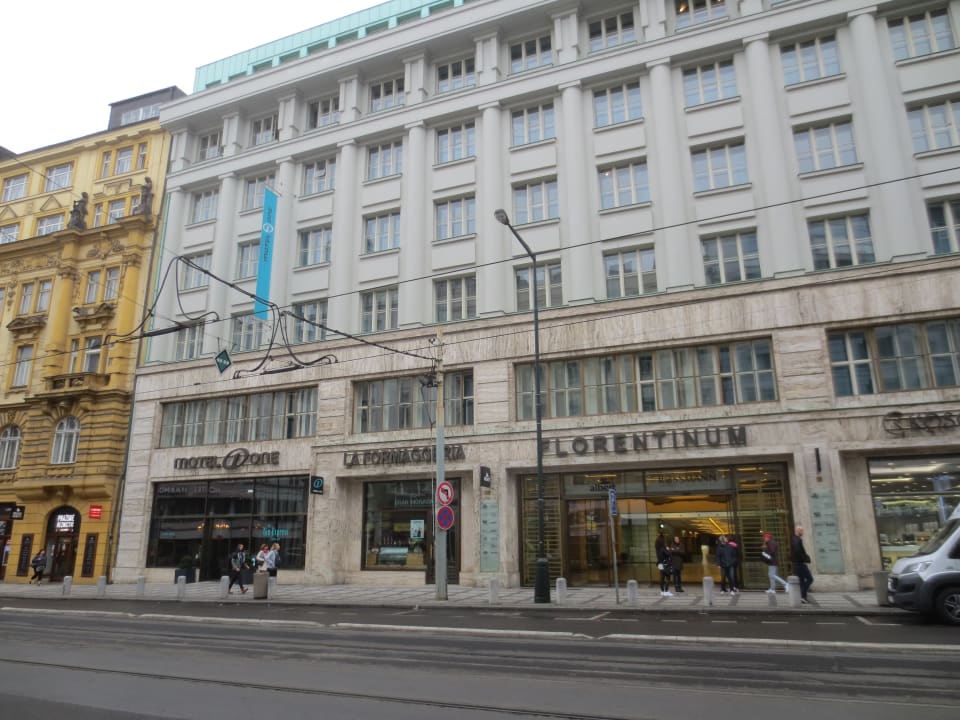 Außenansicht Motel One Prague-Florentinum
