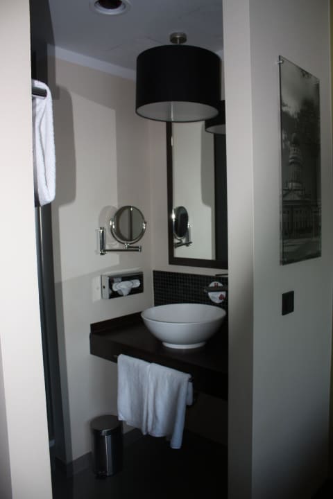 Bad, klein aber fein Leonardo Hotel Berlin