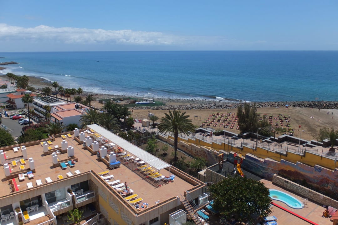Blick auf Sonnenterrasse, Strand und Meer Hotel Europalace