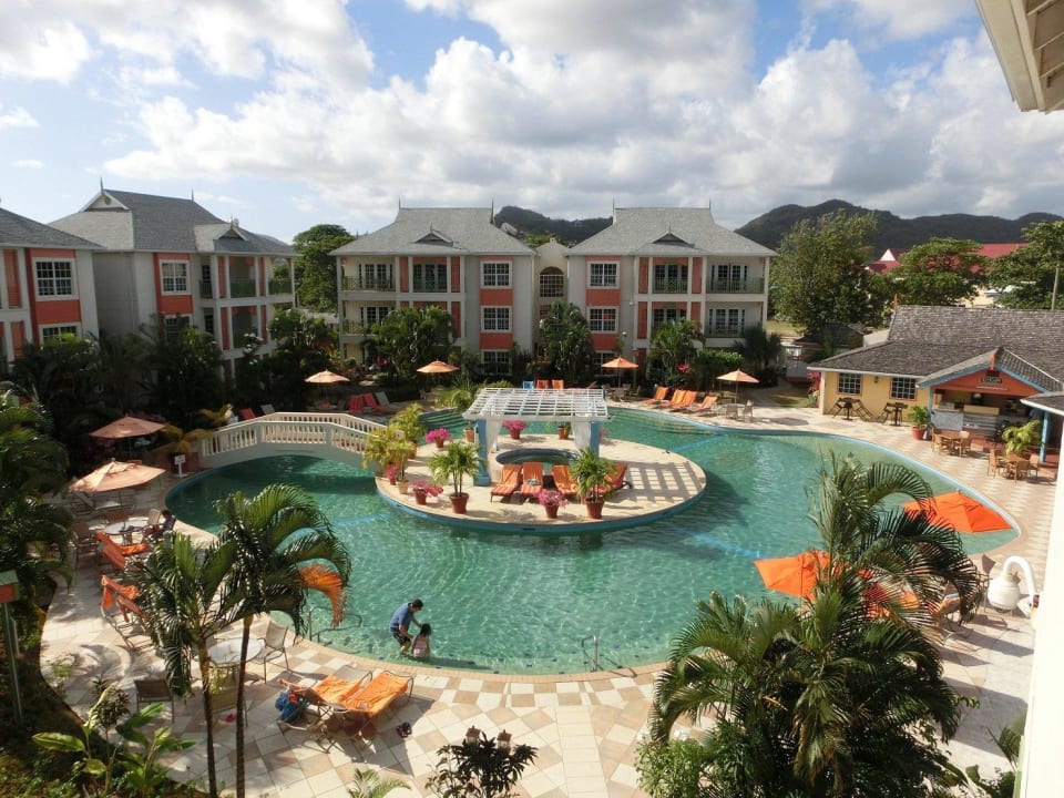 Pool am Vormittag Bay Gardens Beach Resort