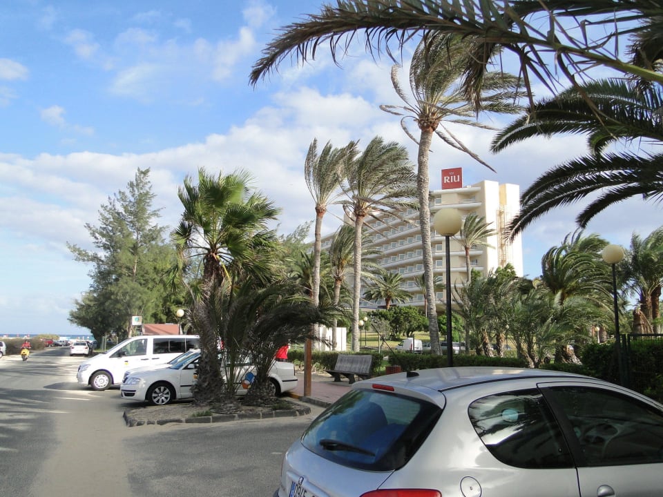An den Appartements vorbei zum Hotel Hotel Riu Oliva Beach Resort