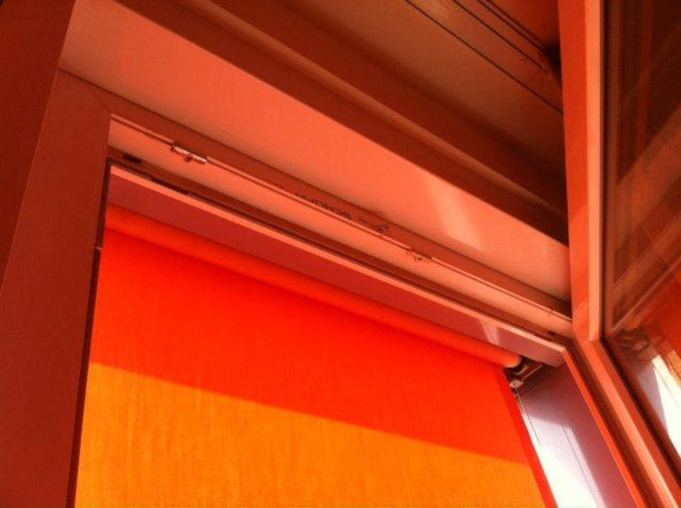 Klebereste am Fensterrahmen acom Hotel München