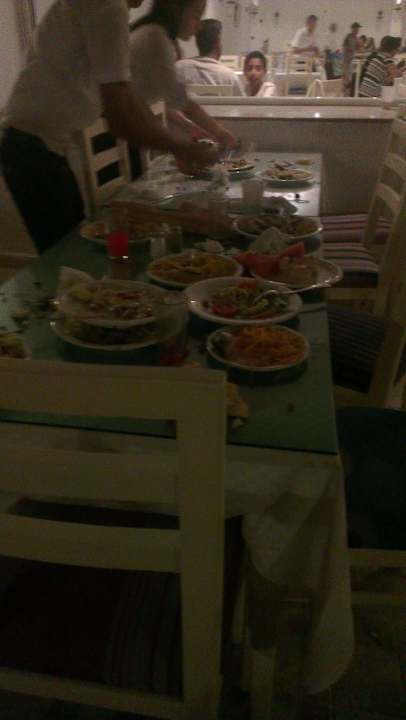 Tische nachdem Einheimische gegessen haben The Club Hammamet