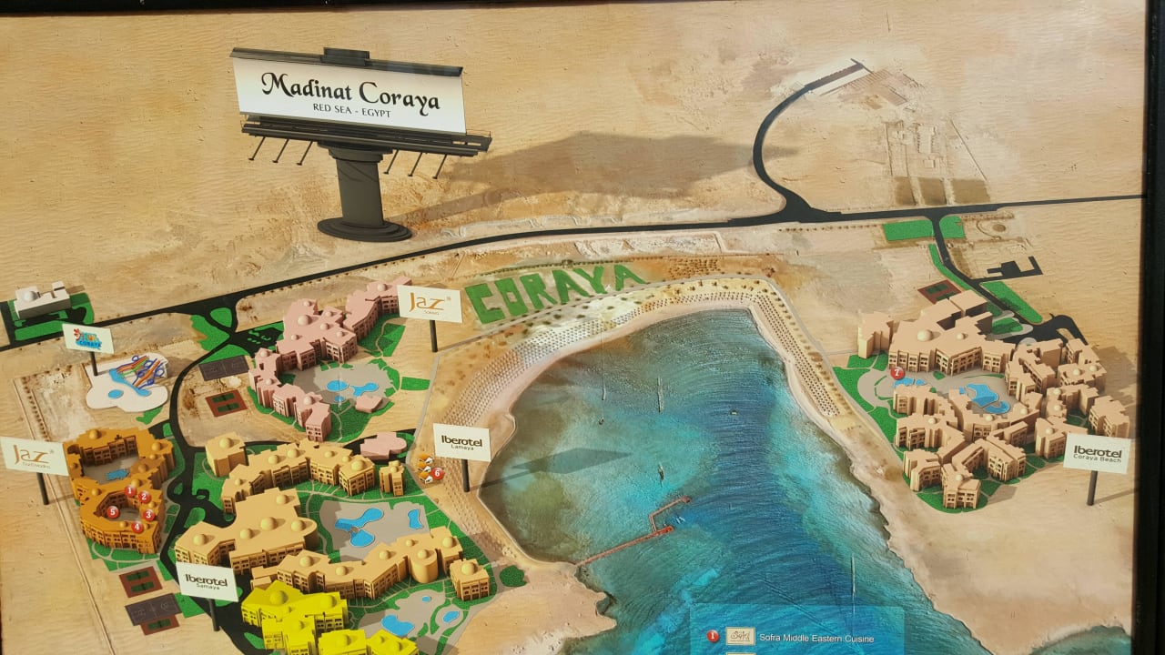 Infotafel (Illustration) am Strand. Hotel rechts Steigenberger Coraya Beach - Adults only