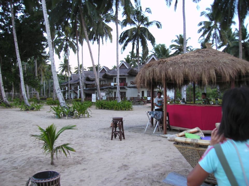 Blick vom Strand zu den Bungalows Daluyon Beach & Mountain Resort