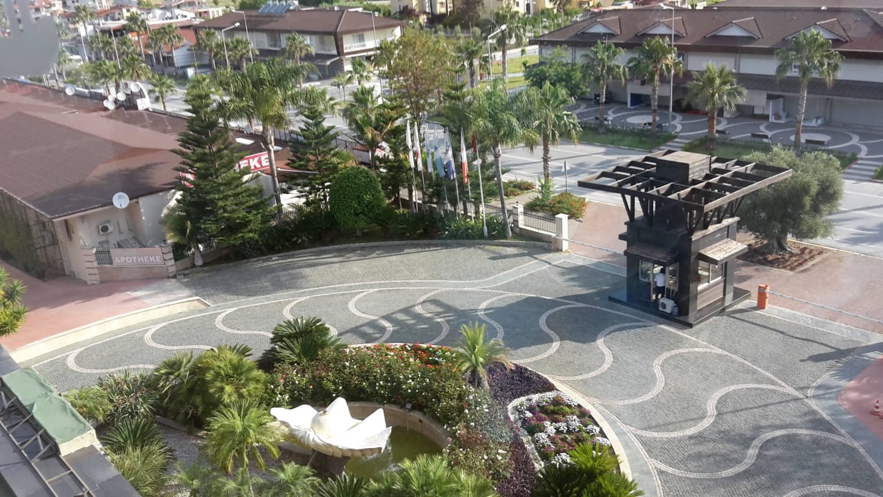 Hoteleingang von der Straße Sunis Kumköy Beach Resort Hotel & Spa