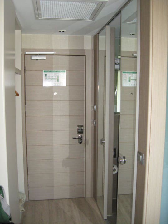 Eingangsbereich, rechts Eingang Bad TITANIC Comfort Berlin Mitte