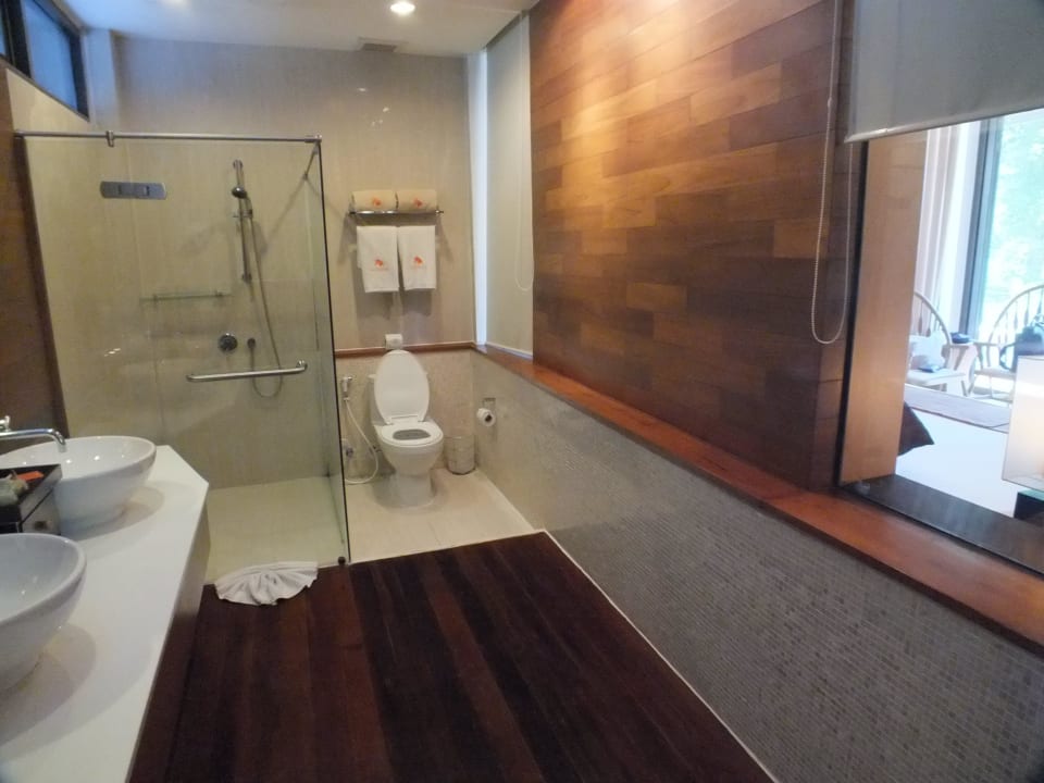 Bad mit Fenster zum Wohnraum und zum Meer Baan Krating Phuket Resort