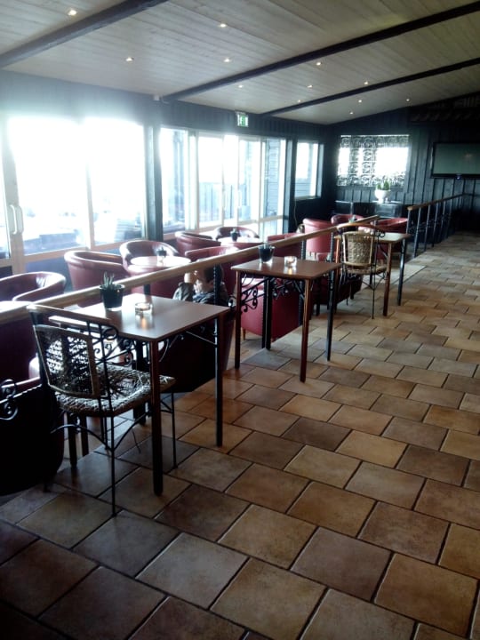 Sitzgelegenheiten im Lobbybereich vor der Terrasse Hotel Gyllene Uttern