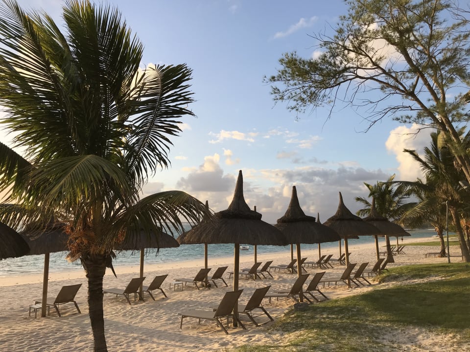Strand kurz nach Sonnenaufgang. Crystals Beach Resort Belle Mare, a member of Radisson Individuals
