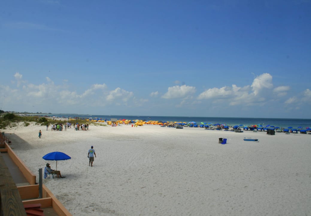 Strand direkt hinter dem Pool Hotel Dolphin Beach Resort