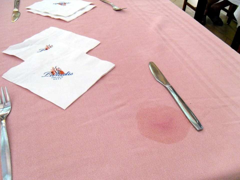 Frisch eigedeckter Tisch Hotel Paradis Palace