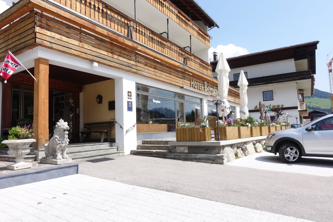 Terrasse und Eingangsbereich Hotel Bergland