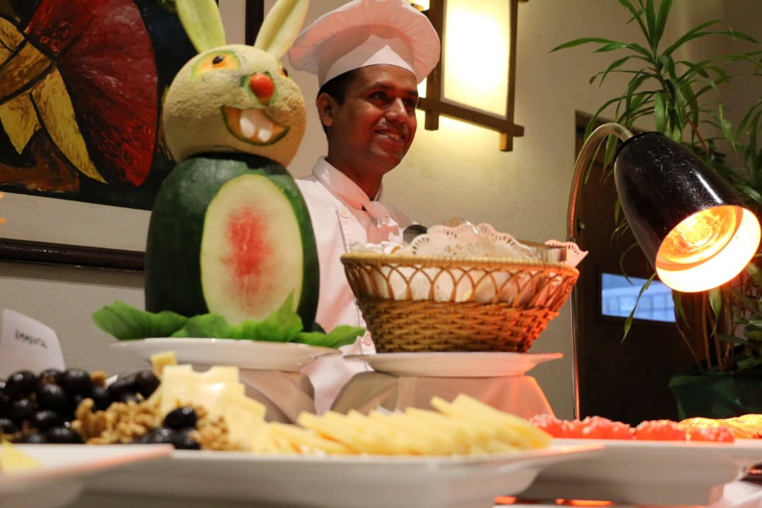 Das köstliche Vorspeisenbuffet NH Collection Maldives Reethi Resort