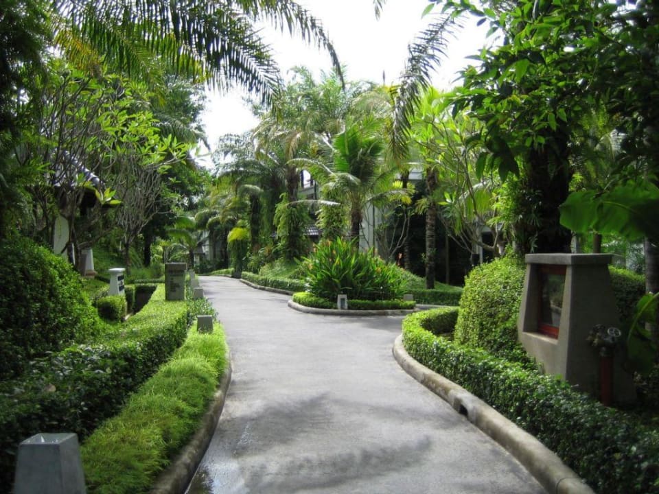 So sehen die Wege in der Hotelanlage aus. Dusit Thani Krabi Beach Resort