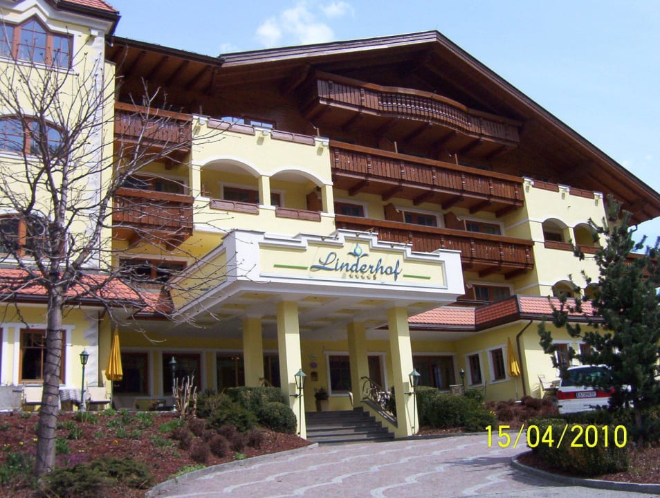 The main entrance AMONTI Wellnessresort