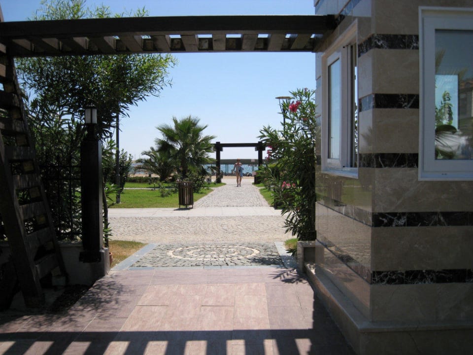 Blick vom Hinterausgang zum Strand Sunis Evren Beach Resort Hotel & Spa