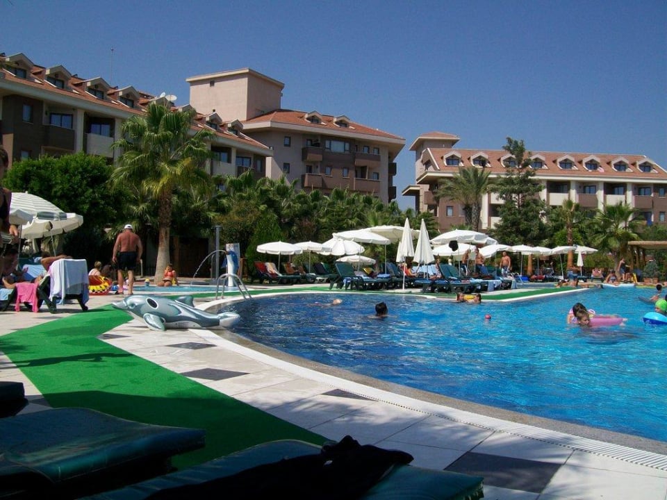 Blick über den Poolbereich zum Hotel Hane Family Resort