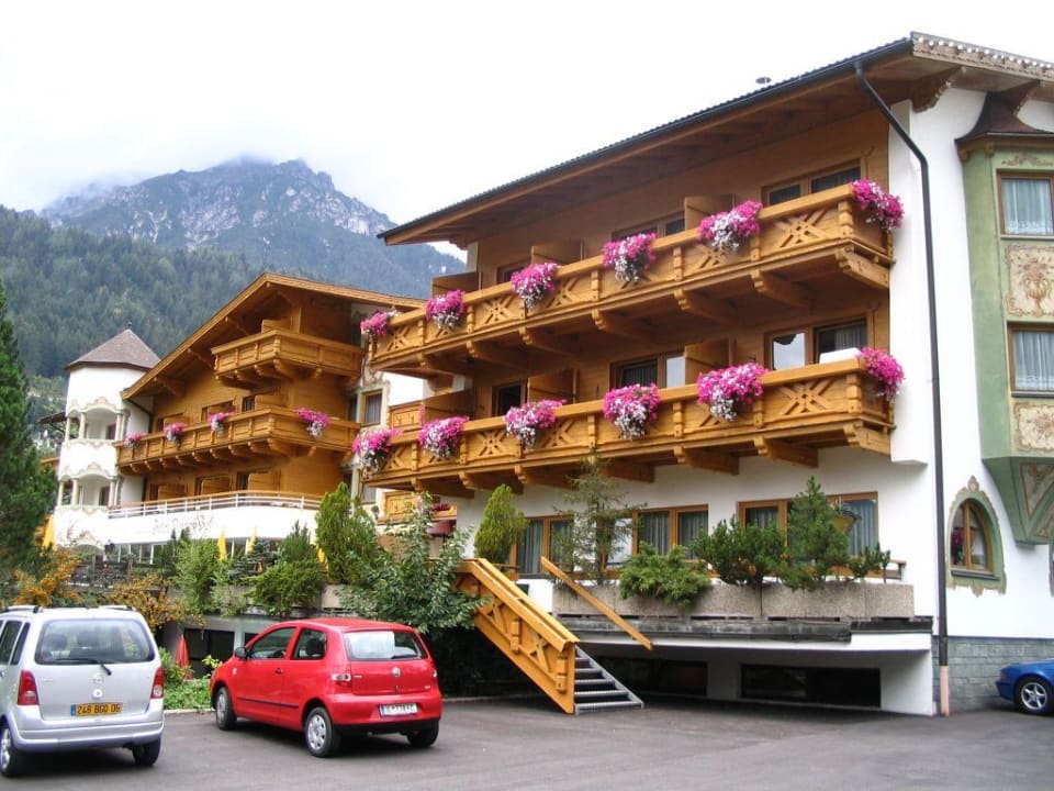 Seitenansicht Hotel Donnerhof mit Parkplatz Hotel Donnerhof