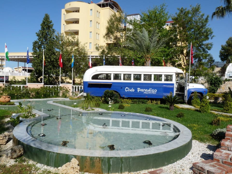 Vorm Hotel der alte Hotelbus Hotel Club Paradiso