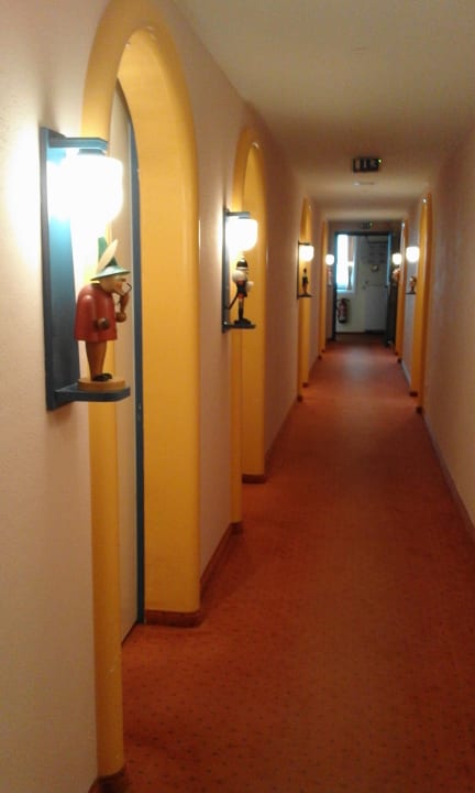 Flur zu den Zimmern Hotel Erbgericht Buntes Haus