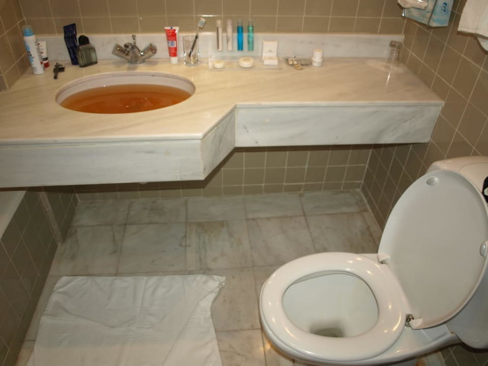 Waschtisch und Toilette von Zimmer 318 Hotel Grecian Sands