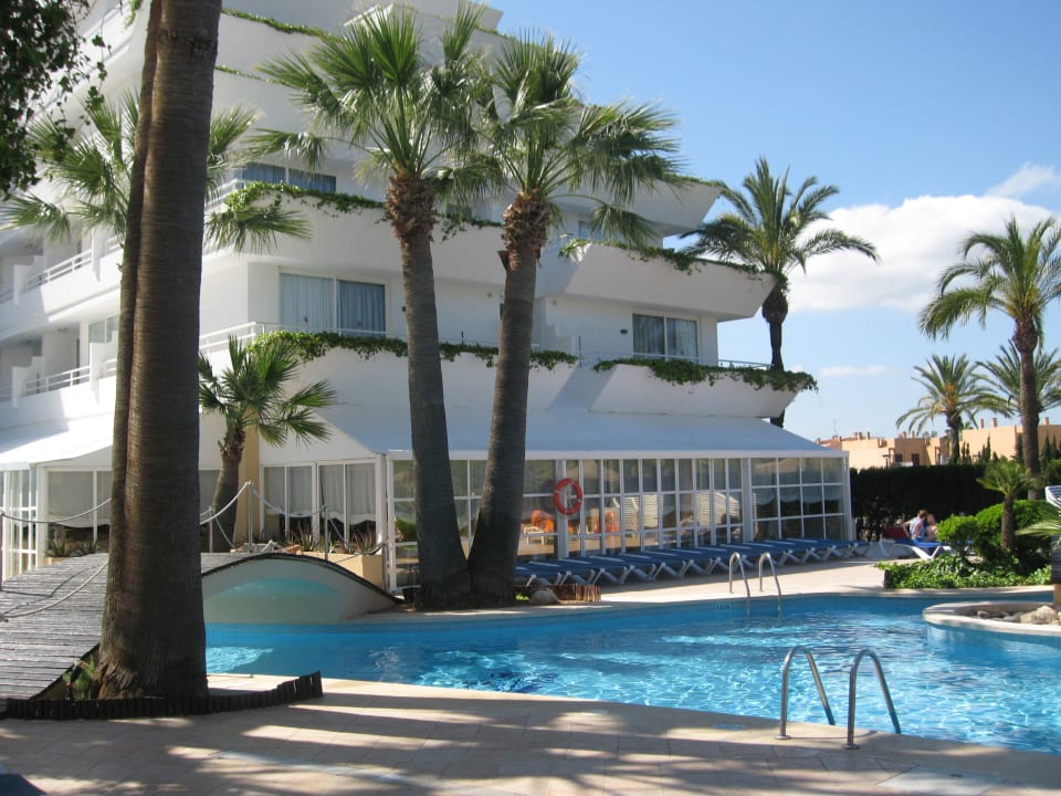 Im Hintergrund das Restaurant VIVA Eden Lago