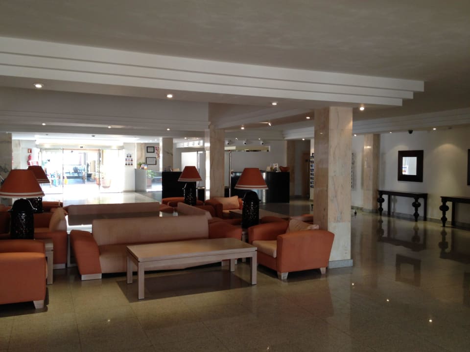 Sofaecke vor der Rezeption SBH Hotel Taro Beach