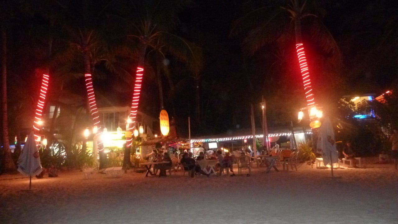 Blick auf die Bar bei Nacht  Hotel Nigi Nigi Nu Noos 'e' Nu Nu Noos