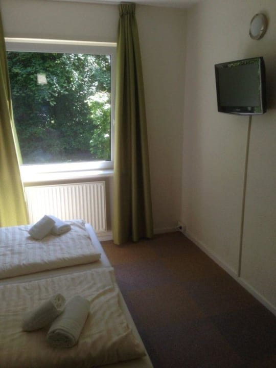 1. schlafzimmer mit Wand TV Center Parcs Park Nordseeküste