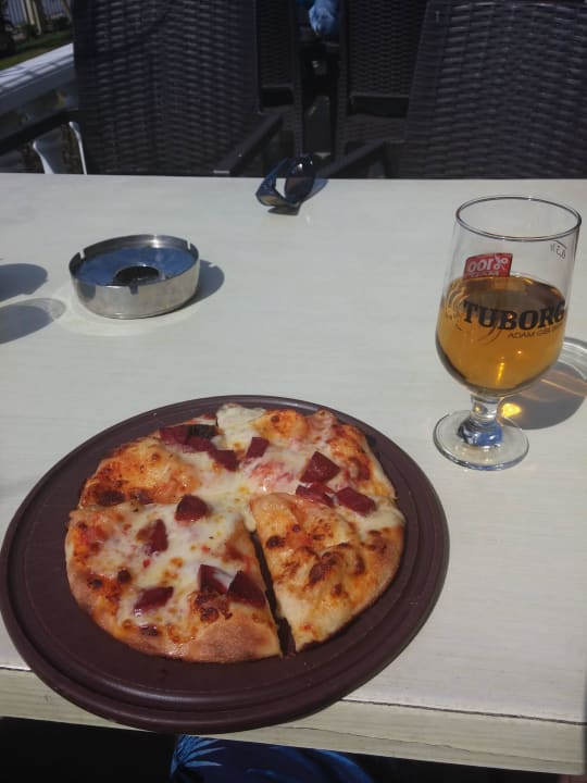 Pizza an der Poolbar Alba Queen Hotel